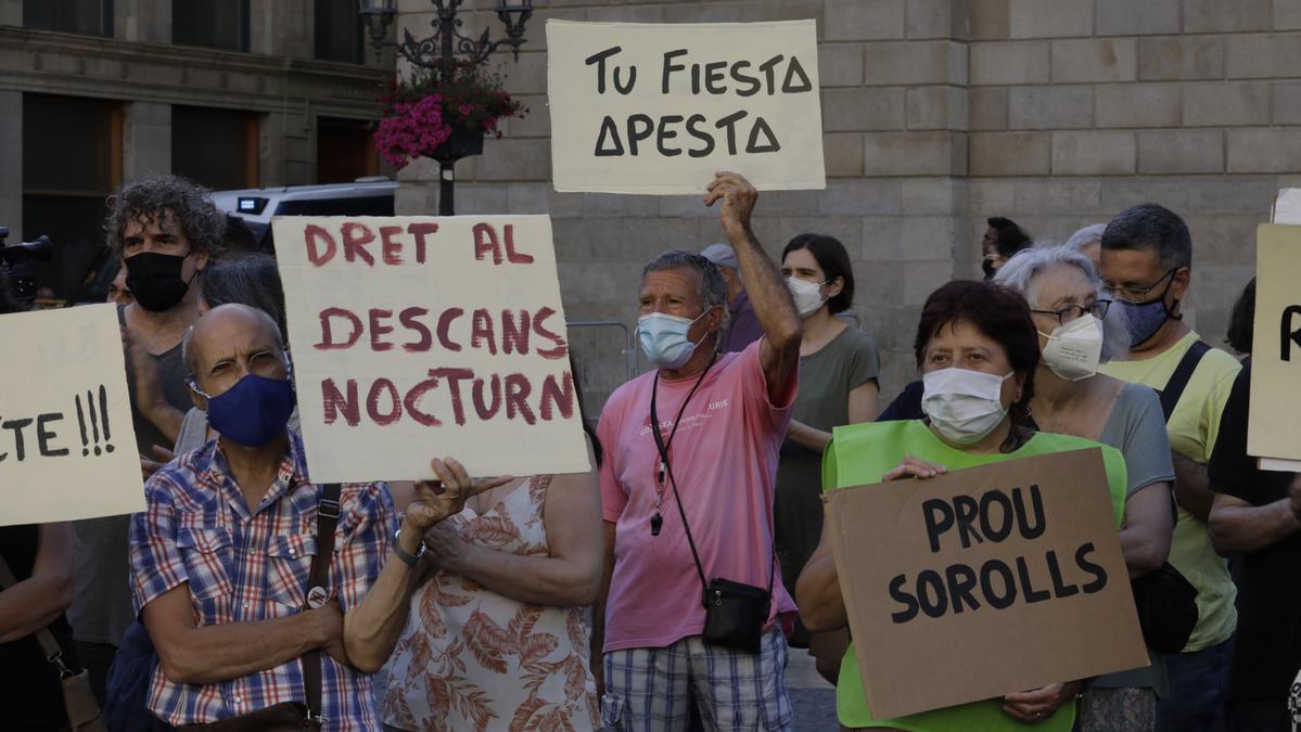 Manifestación contra los botellones, este miércoles frente al ayuntamiento.