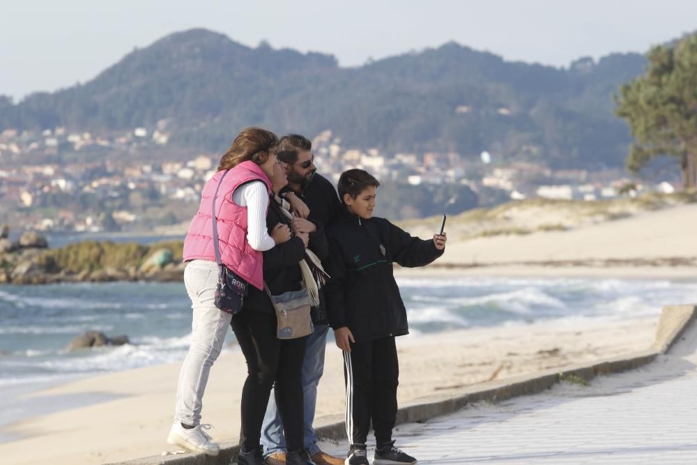 Grupos de personas paseando la mañana de Navidad por Samil.