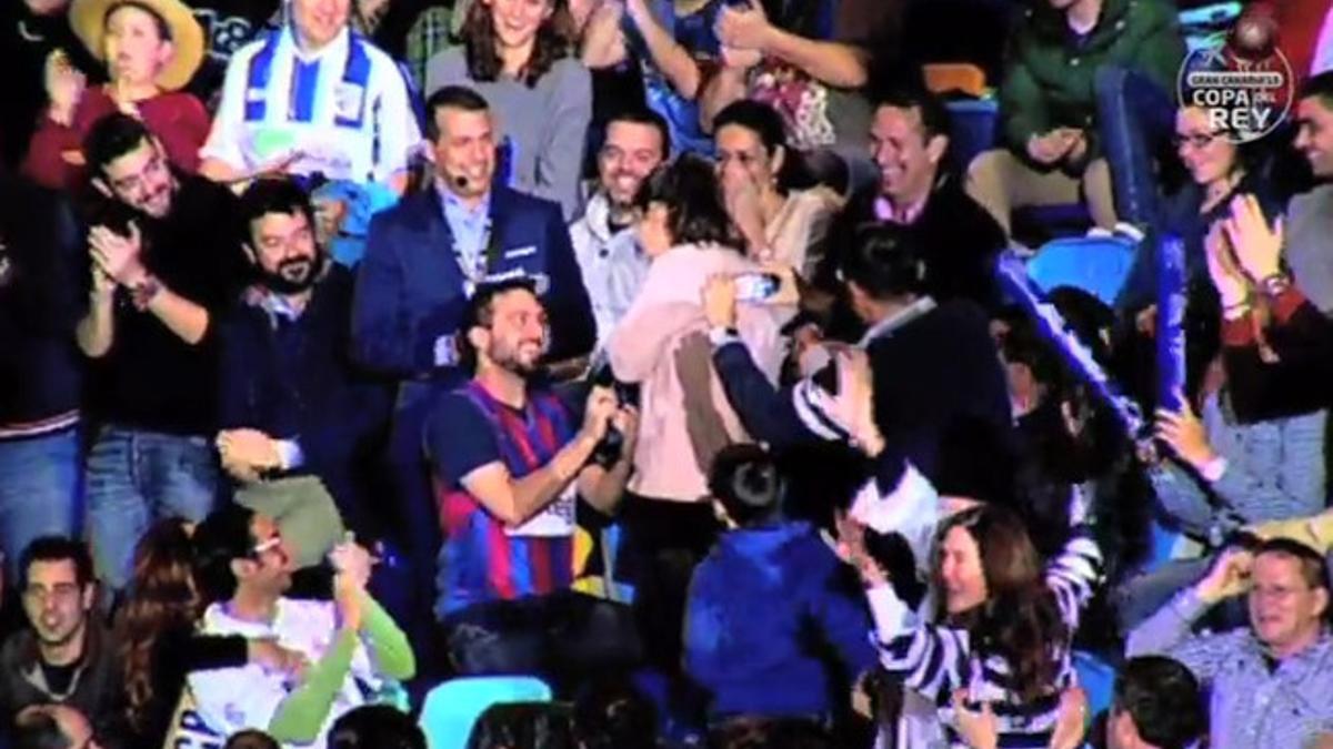 Un aficionado del Barça pidió matrimonio a su novia en el Gran Canaria Arena