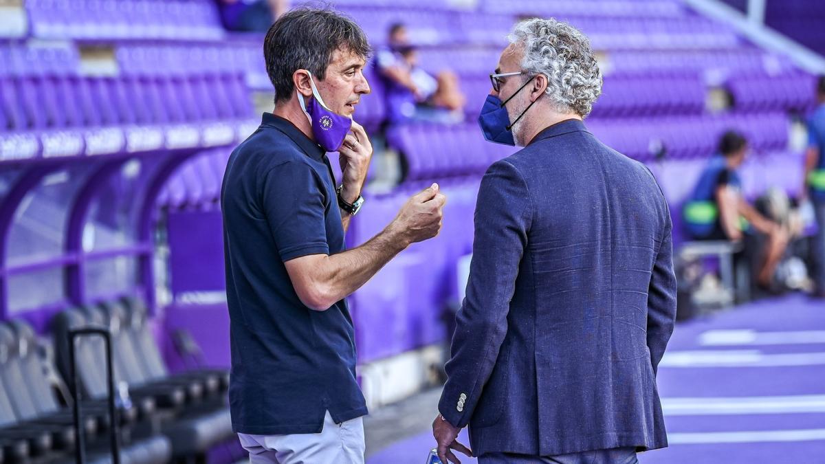 El entrenador del Valladolid, Pacheta, habla con Miguel Torrecilla antes del partido del viernes.
