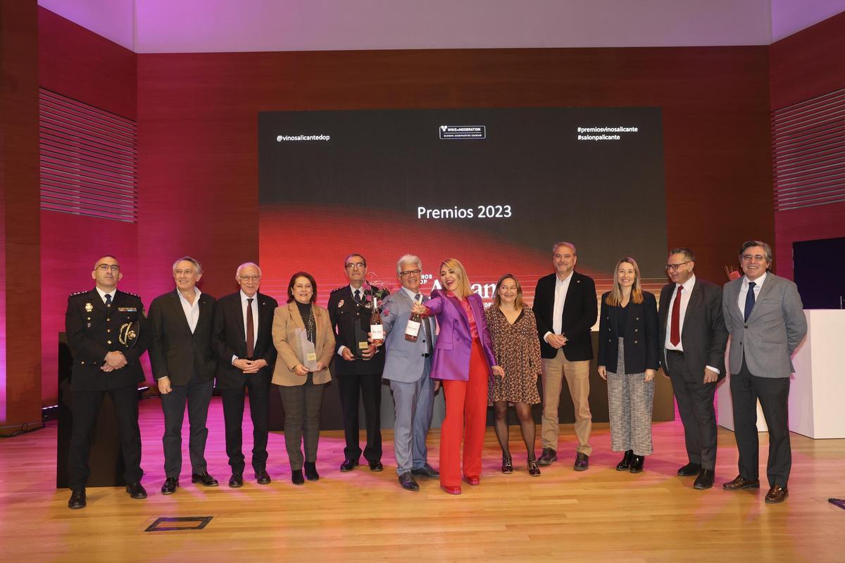 Los premiados en el evento posan con los responsables de la DO Vinos Alicante en el ADDA.