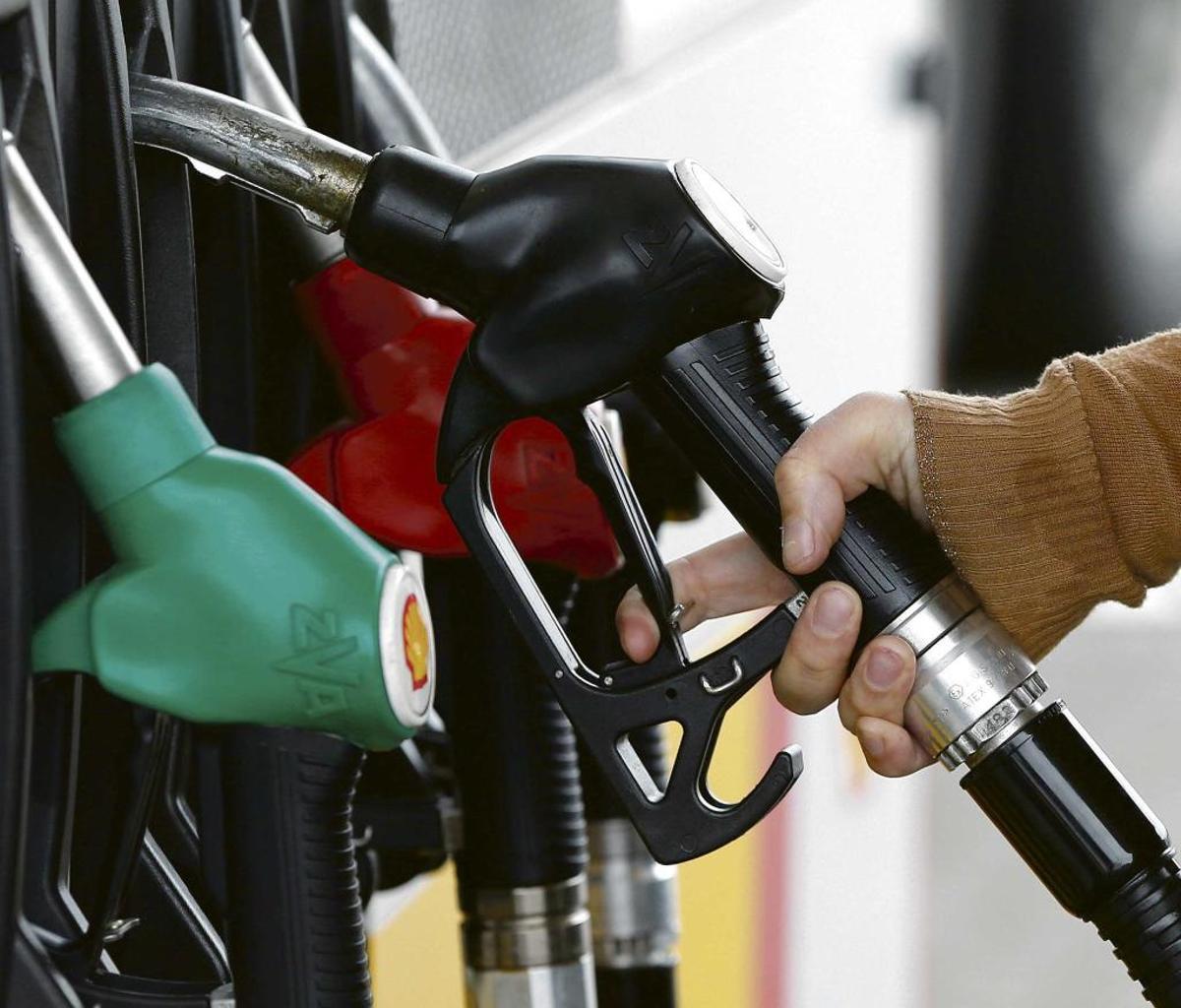 Surtidor de autoservicio en un estación de servicio tradicional. bloomberg