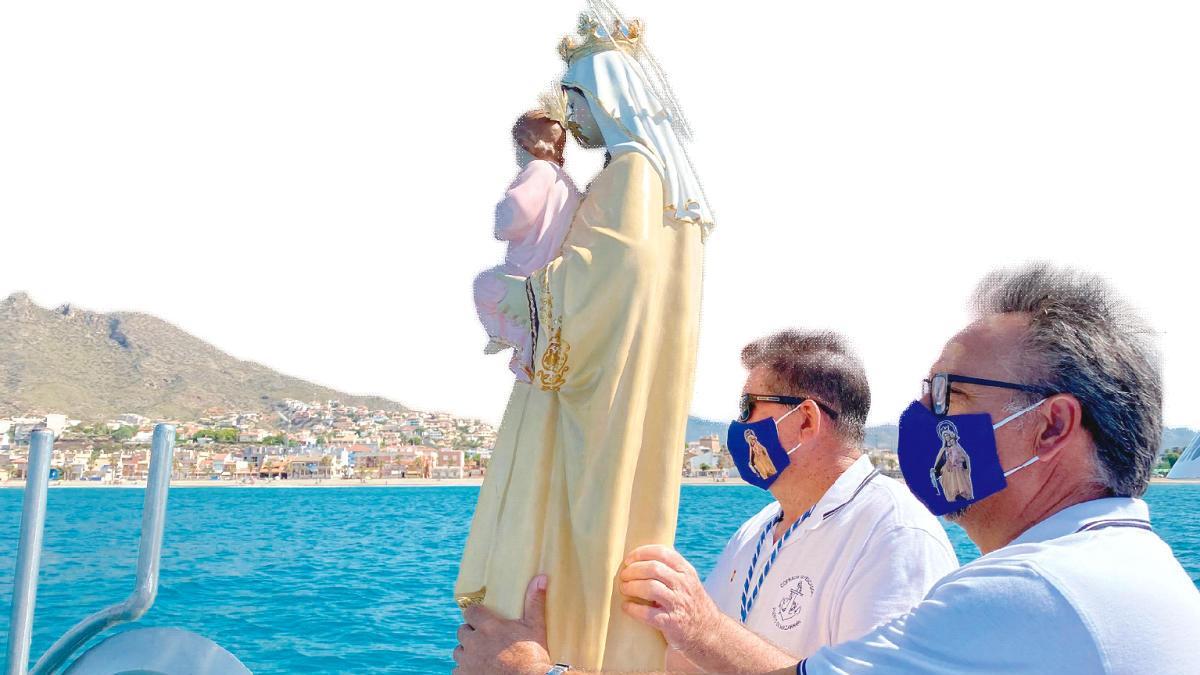 La Virgen bendijo la bahía de Mazarrón desde una embarcación.