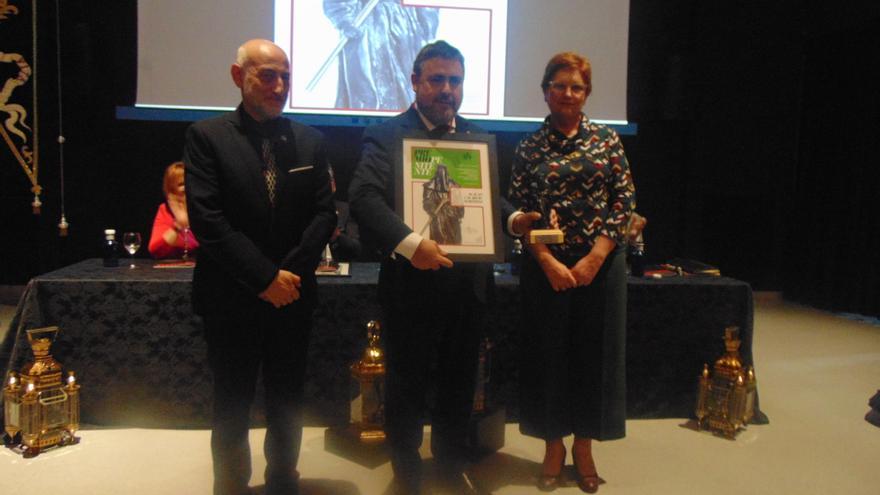 Un emocionado Juan Calabuig recibe el premio Penitente de la Hermandad Santísimo Cristo de la Vida