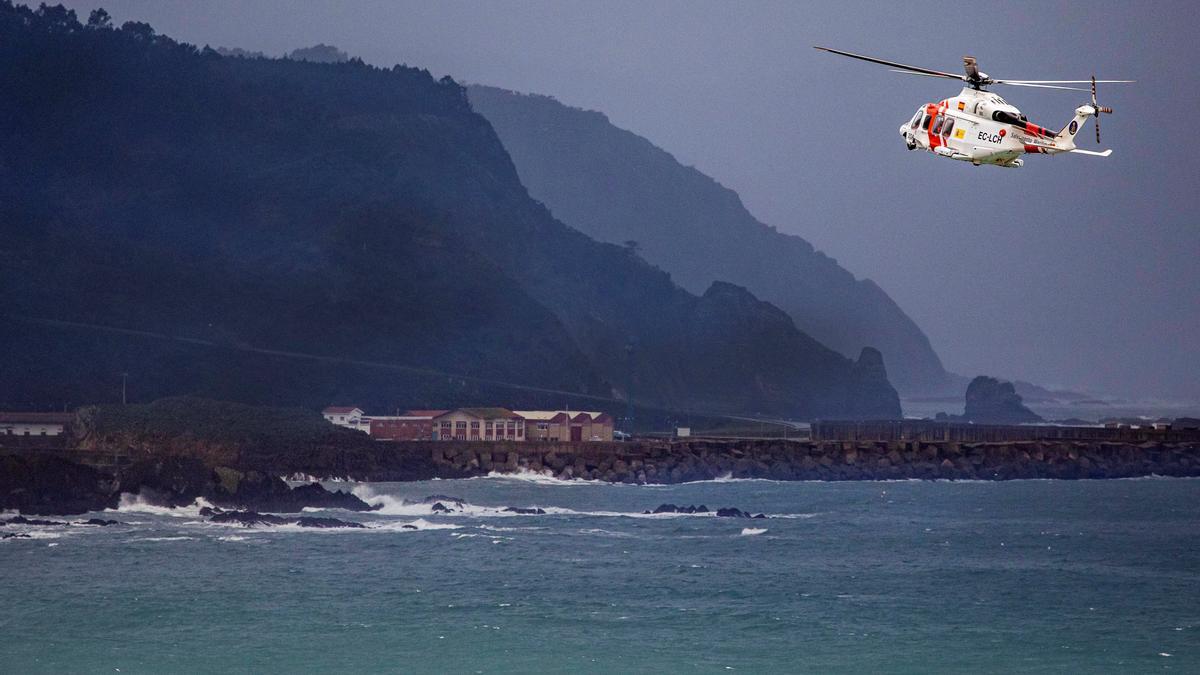 Amplían a acantilados y playas la búsqueda del desaparecido en Asturias