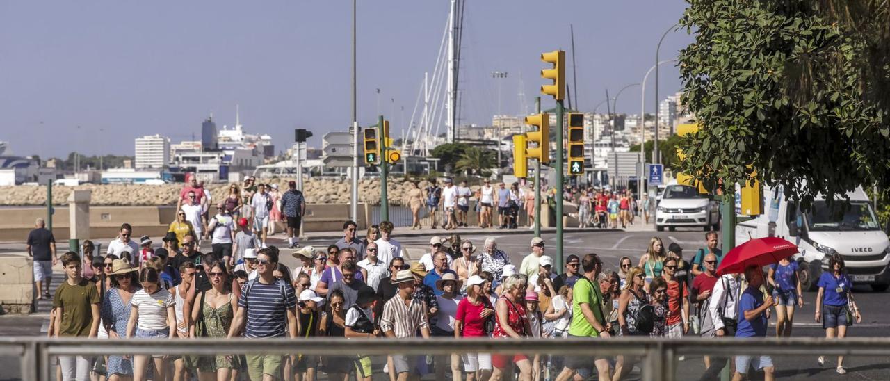 Muchos turistas de cruceros, en el caso de los de puerto base, se alojan en Palma.