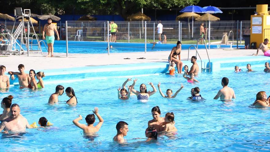 Los primeros chapuzones en las piscinas de Córdoba: &quot;Esto es una bendición&quot;