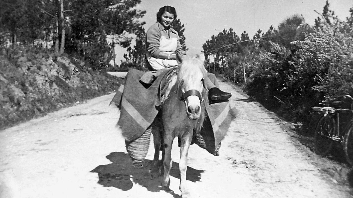 Victoria Beade, na ruta de reparto do pan, nos anos 50.   | // ARQUIVO DE CARRAL