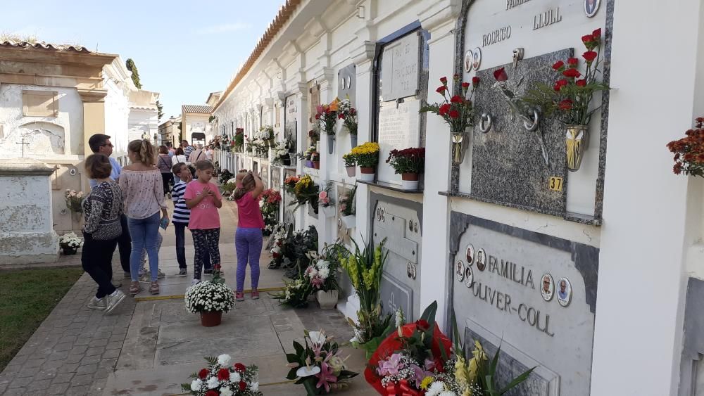 Jornada de recuerdo y flores en los cementerios