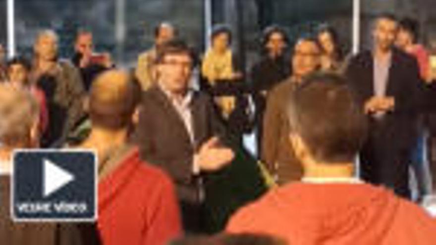 Vídeo: Puigdemont saluda la gent que passa la nit al Col·legi Verd