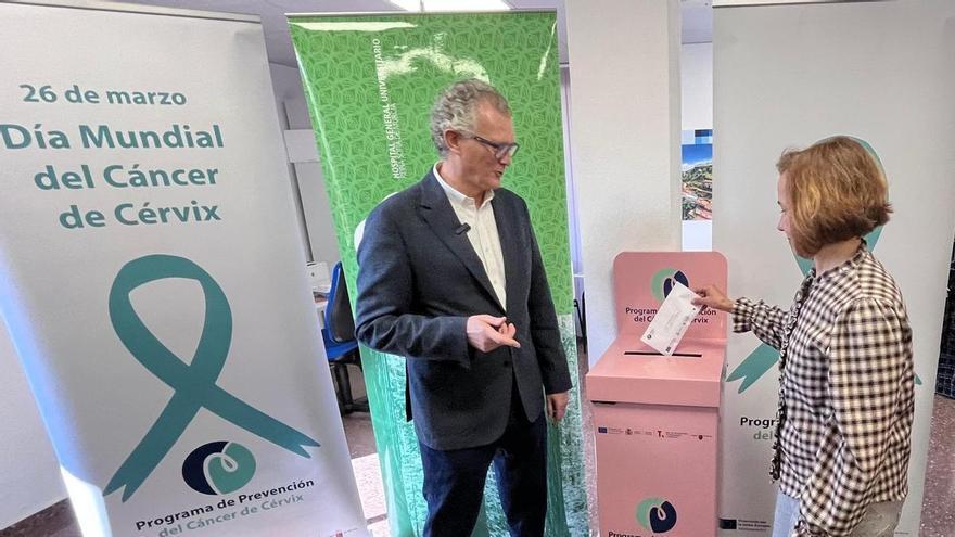 El programa de cribado de cáncer de cérvix se extiende en Murcia y estrena un kit para realizarse la 'autotoma' en casa
