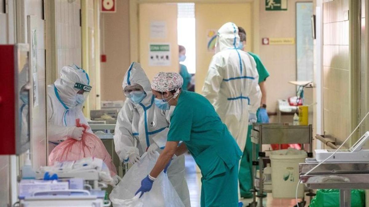 Más de 3.200 profesionales del SAS contagiados de coronavirus desde el inicio del verano en Andalucía