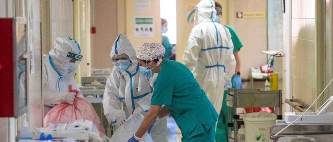 Más de 3.200 profesionales del SAS contagiados de coronavirus desde el inicio del verano en Andalucía
