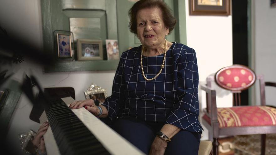 Candelaria Rodríguez, más conocida como Lalita Torres, junto a su piano. |