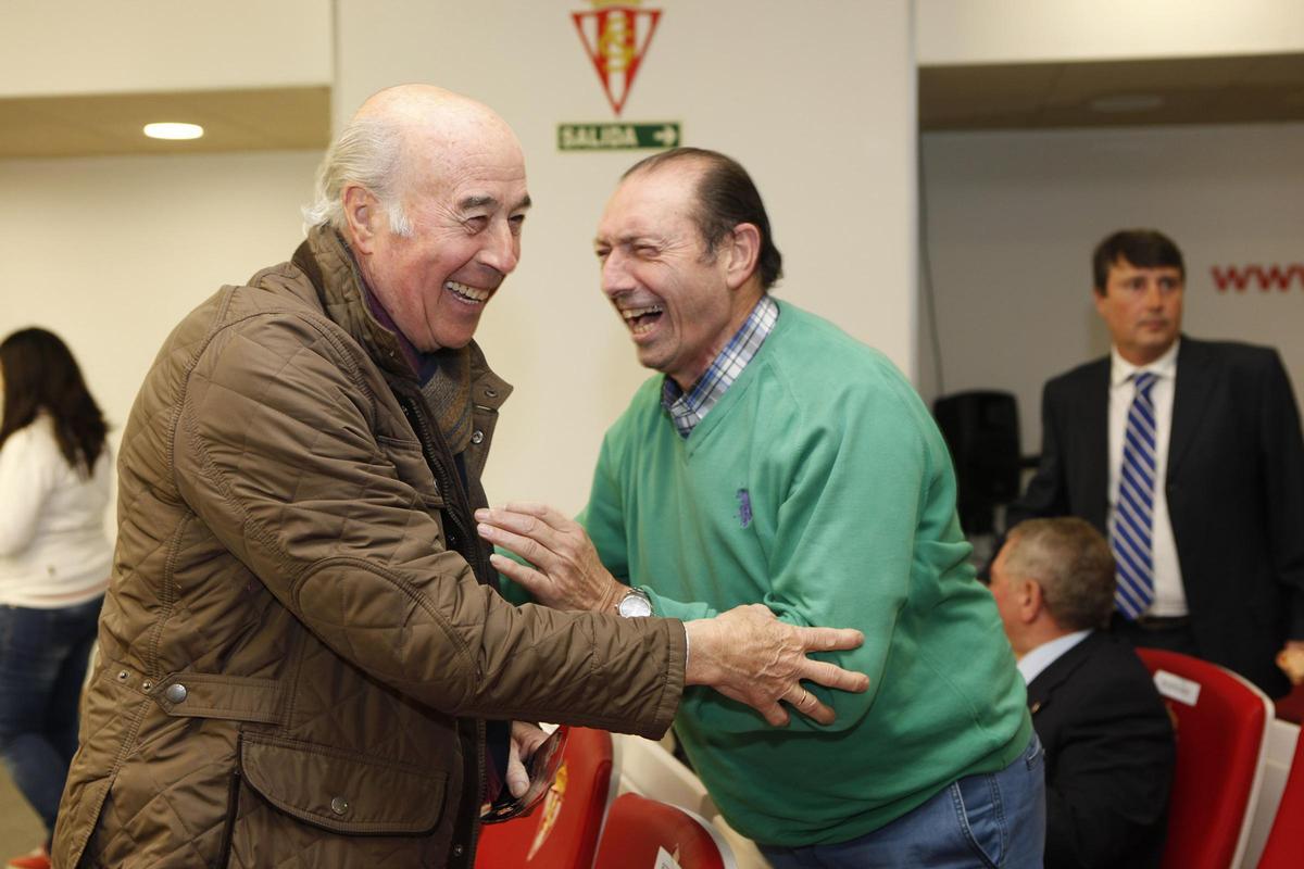 Novoa sonríe junto a Quini