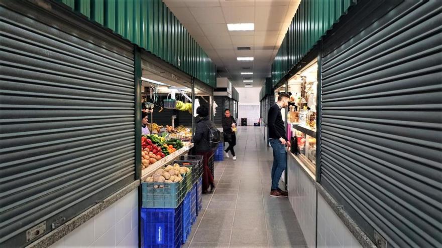 Pasillos del mercado de Abastos con puestos cerrados.