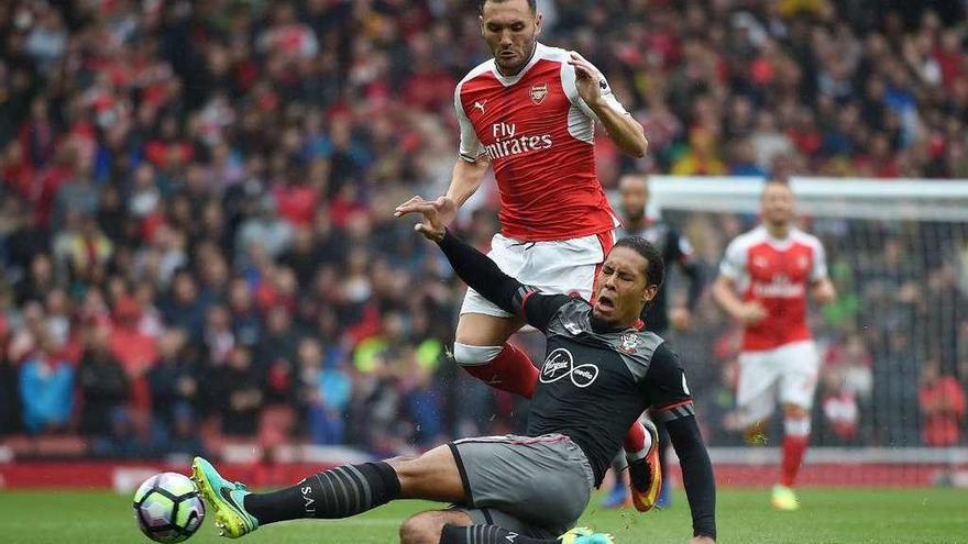 Lucas Pérez, durante un partido de la pasada temporada entre el Arsenal y el Southampton.