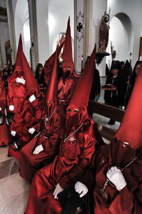 Las procesiones del Viernes Santo emocionan a miles de alicantinos