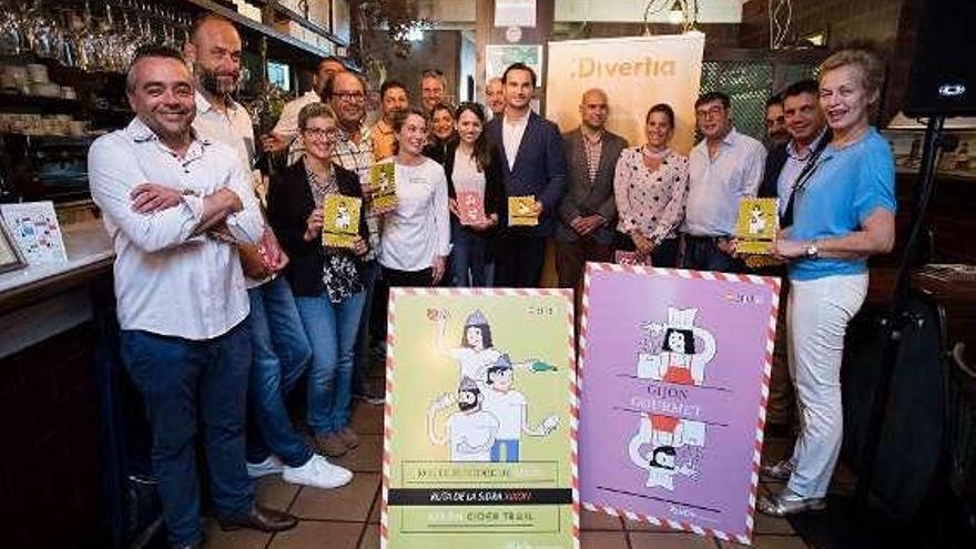 Organizadores, participantes y representantes municipales, tras los carteles de &quot;Gijón Gourmet&quot; y &quot;Ruta de la Sidra de Gijón&quot;, ayer, en La Cuadra de Antón.