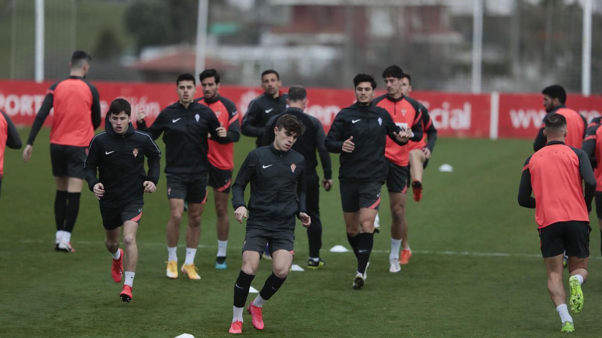 Guille Rosas, primero por la izquierda, durante el entrenamiento de esta tarde en Mareo.