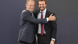 El presidente del Partido Popular Europeo (PPE), Donald Tusk, abraza a Pablo Casado, este martes en la jornada de la convención nacional itinerante organizada en Valladolid.  