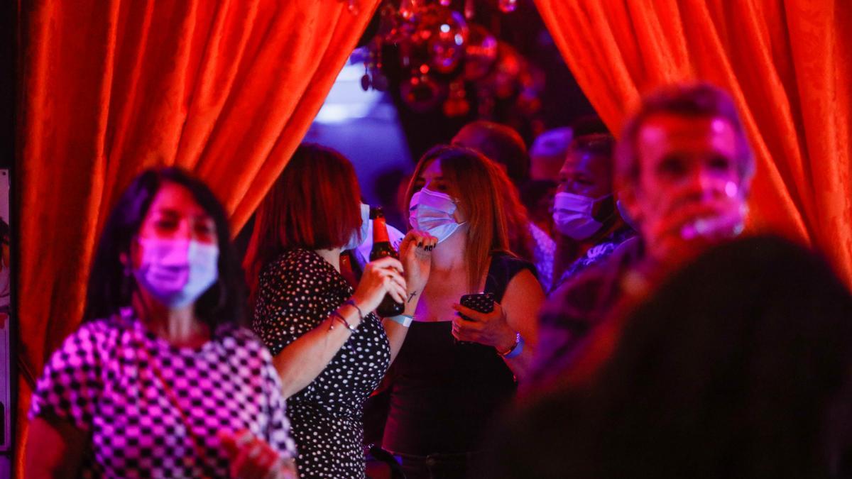 Algunes persones surten del bar Evelasting Love al carrer Primer de Maig durant l&#039;assaig clínic