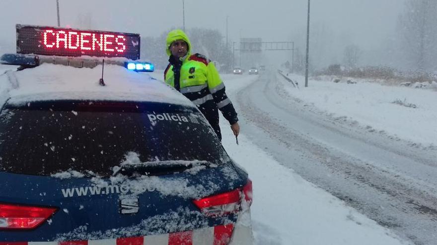 Un vehicle de Mossos, en una carretera nevada