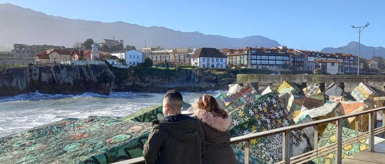 Dos personas, contemplando los Cubos de la Memoria, ayer, en Llanes. | M. Villoria