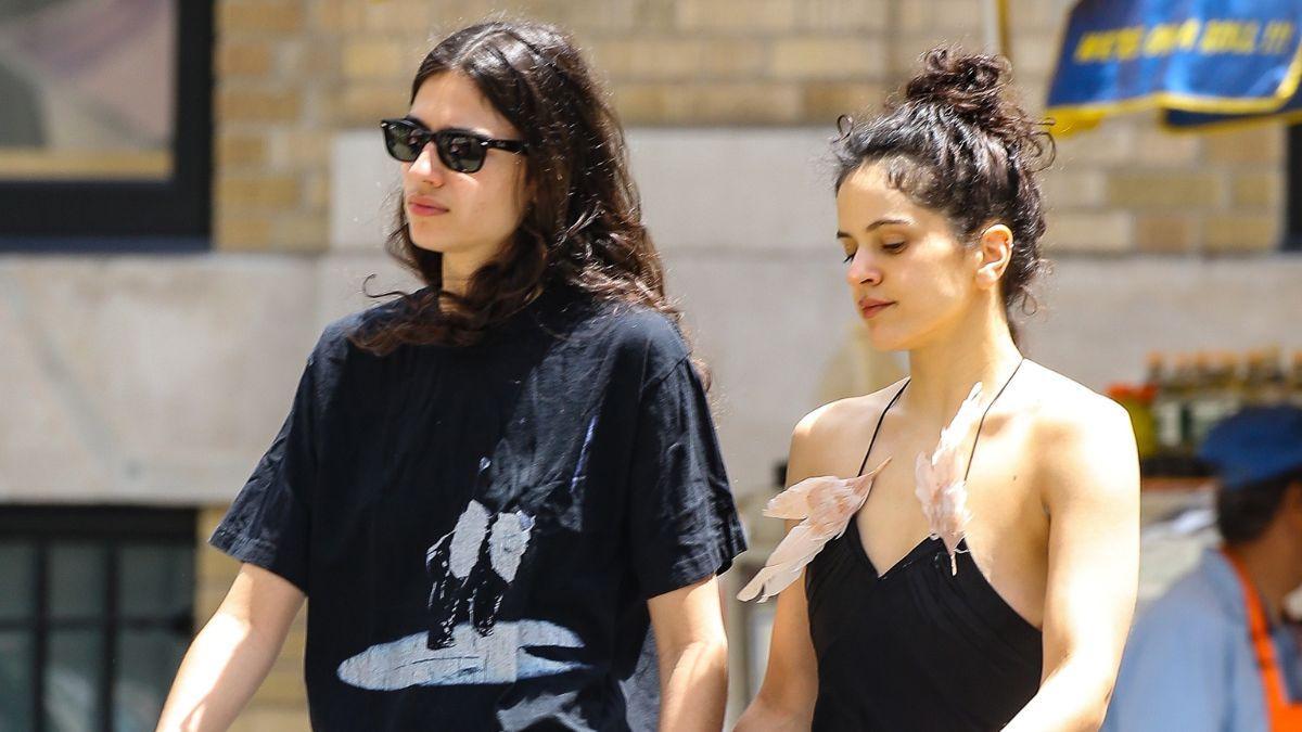 Rosalía y Loli Bahia paseando