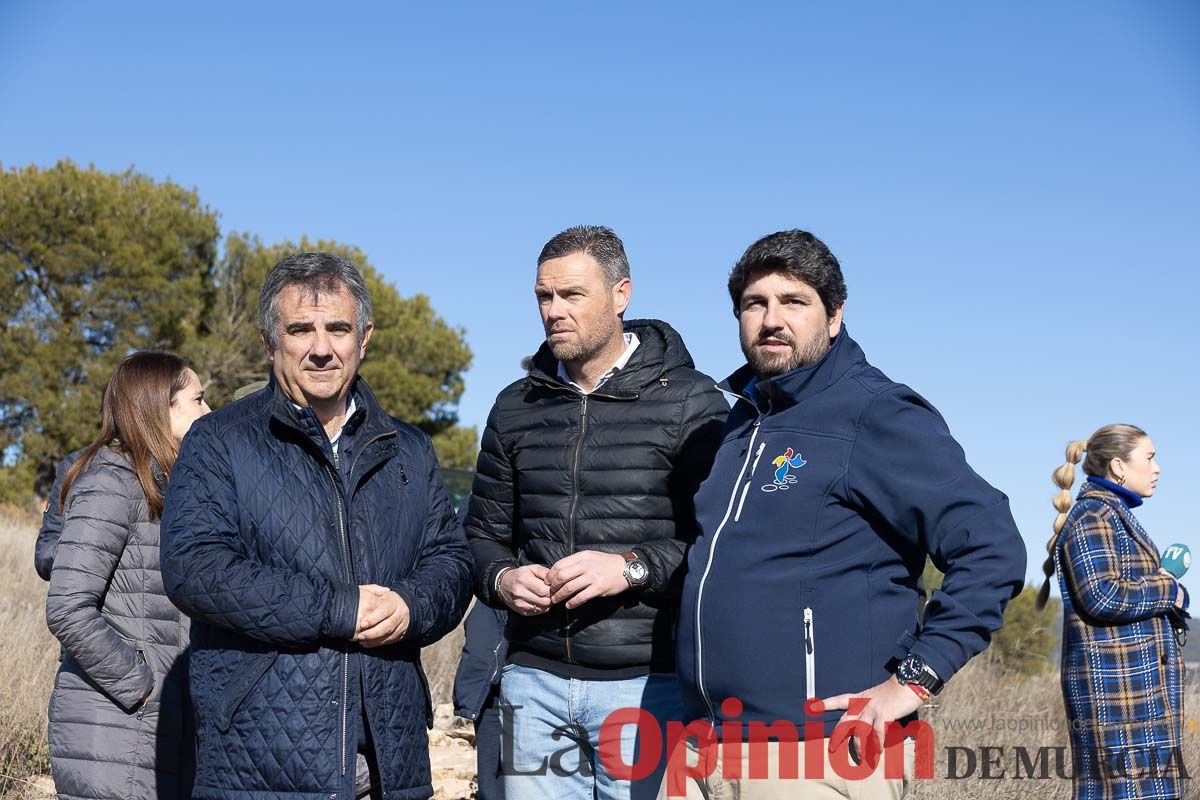 Suelta de dos buitres leonados en la Sierra de Mojantes en Caravaca