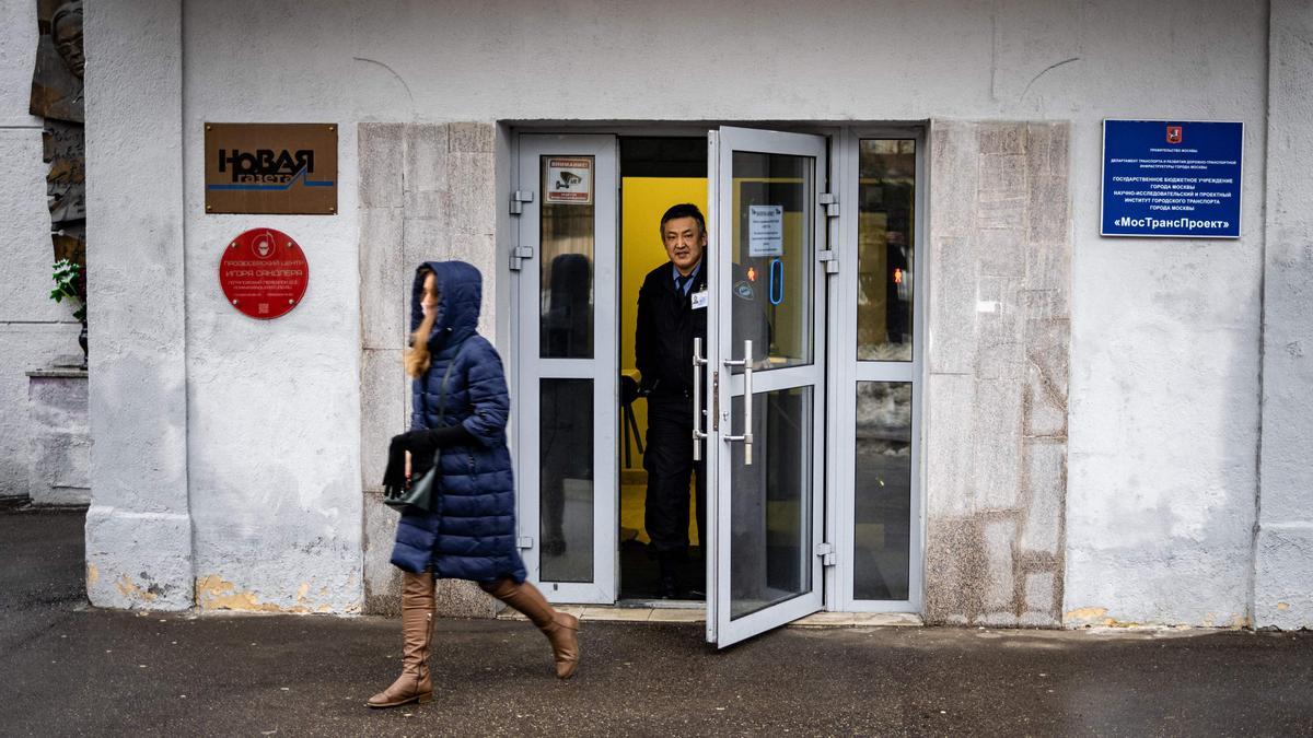 Una mujer pasa frente al edificio de 'Novaya Gazeta' en Rusia.