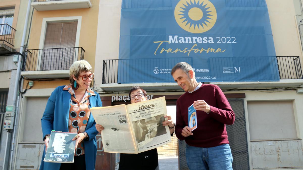 La regidora de Cultura de l&#039;Ajuntament de Manresa, Anna Crespo, la comissària Pilar Parcerisas, i Joan Calmet, de Manresa 2022