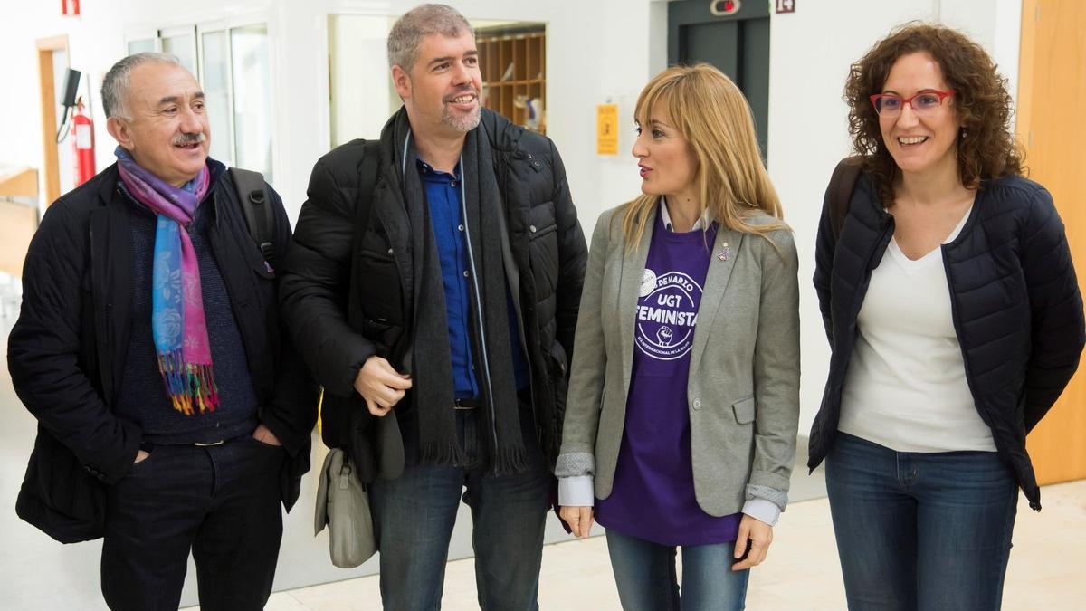 Los secretarios general de UGT, Pepe Álvarez (i), y de CCOO, Unai Sordo (2i), junto a las secretarias regionales, Carmen Castilla (2d) y Nuria López (d), a su llegada a la asamblea celebrada en Sevilla previa a la jornada de huelga del 8-M.