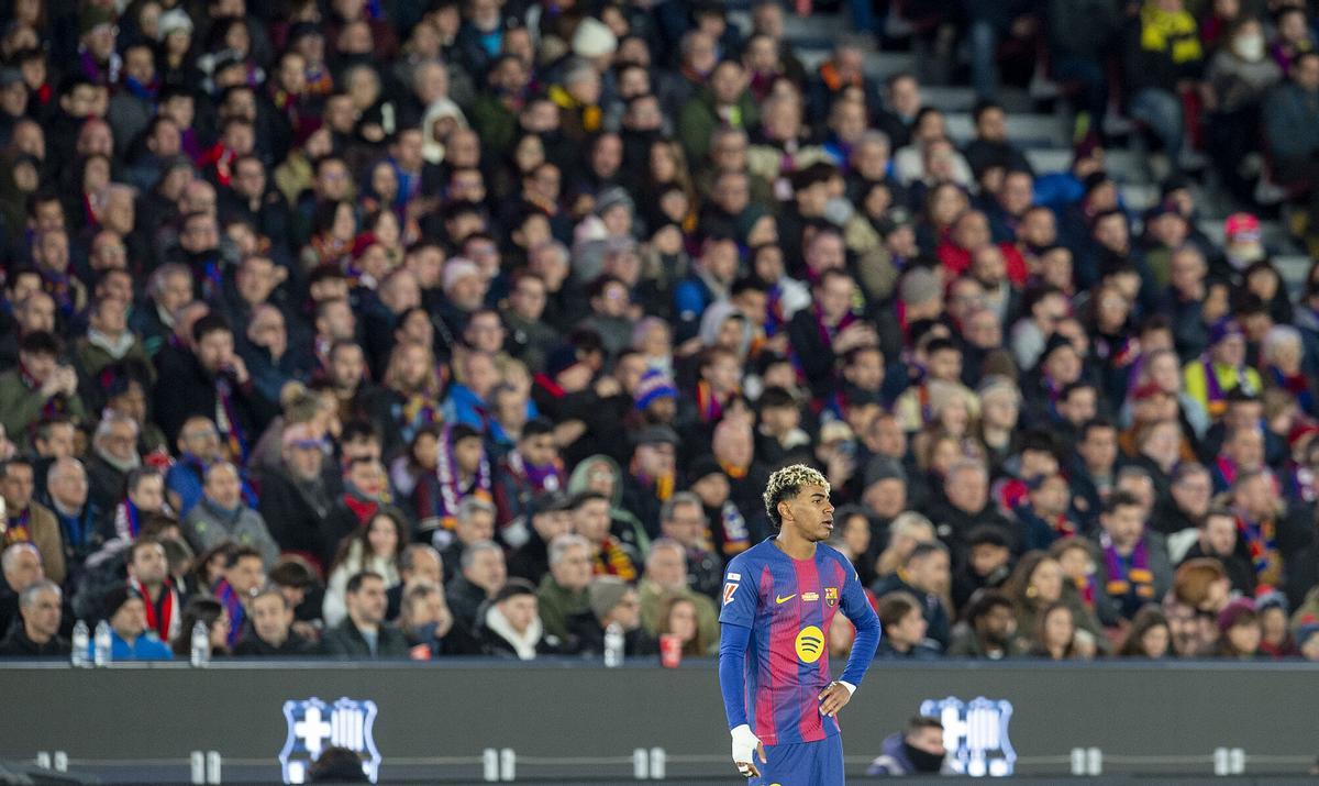 Barcelona 22.11.2025. Deportes. Lamine frente a los aficionados azulgrana de la grada lateral durante el partido de liga entre el FC Barcelona y el Athletic de Bilbao en el regreso al estadio del Camp Nou, todavía en obras y solamente con capacidad para algo más de 45.000 espectadores. Fotografía de Jordi Cotrina