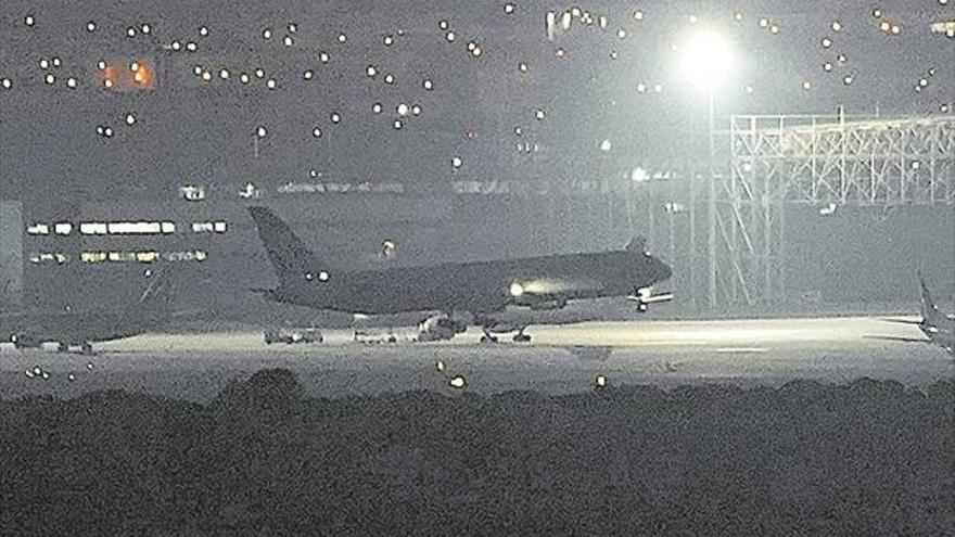 Un dron y un aterrizaje de emergencia agitan un intenso día en Barajas