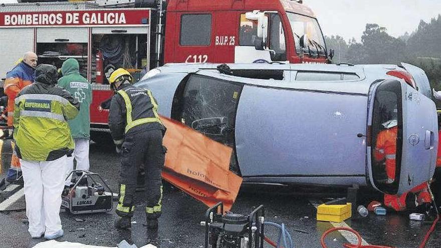 Uno de los vehículos volcó lateralmente tras un choque frontal. // I. A.