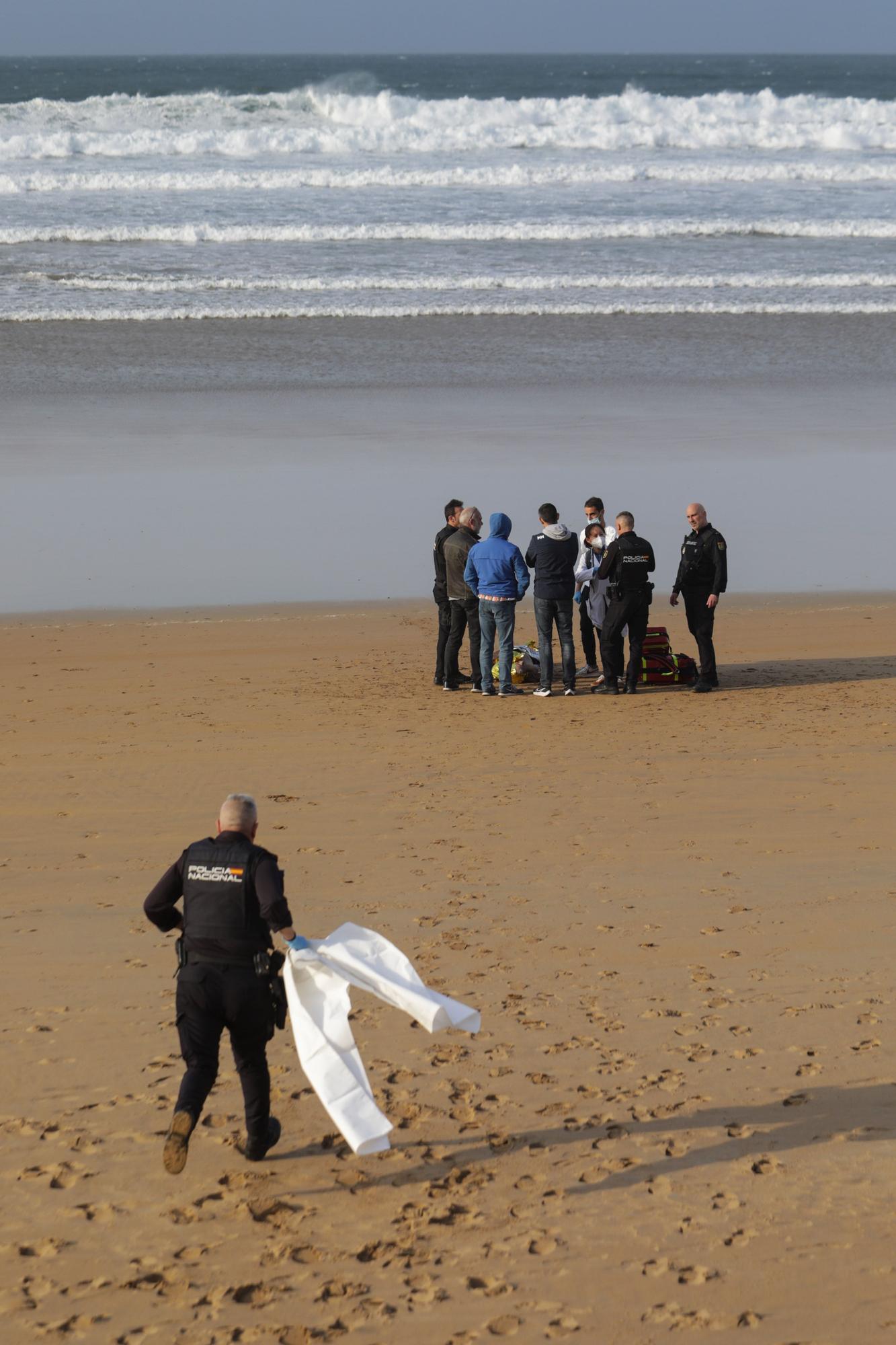 Hallan en Gijón el cadáver de un hombre flotando en el mar