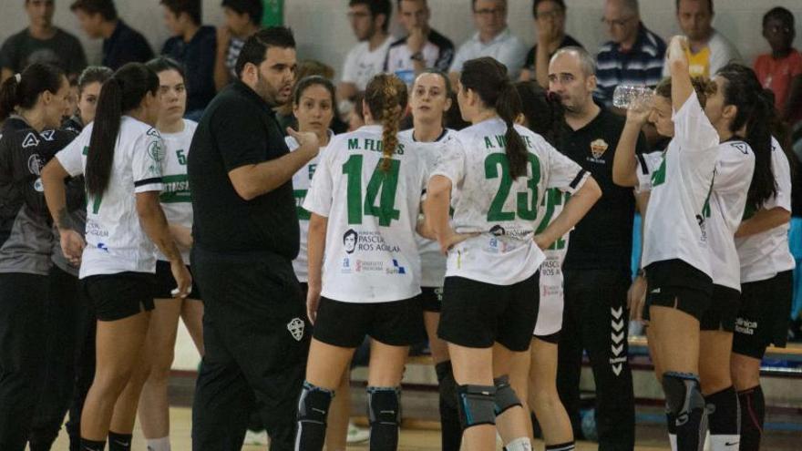 El técnico del Mustang, Joaquín Rocamora, junto a sus jugadoras