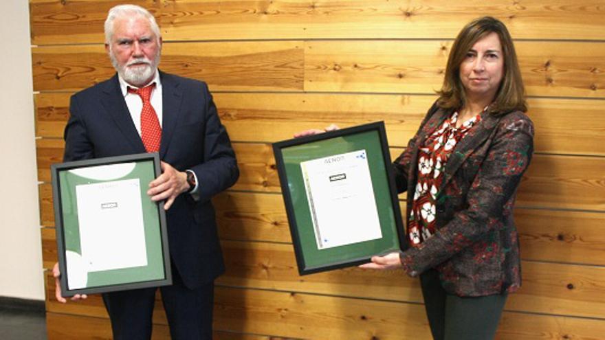 Macario Fernández junto a la responsable de AENOR en Castilla y León recibiendo las dos certificaciones de la Huella de Carbono.