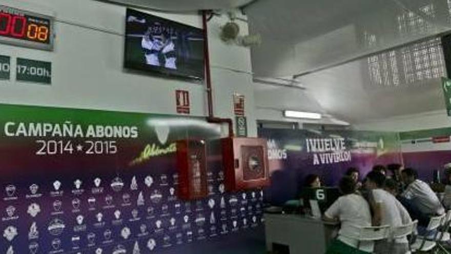 Las taquillas del Elche, ayer, con el marcador señalando los tres mil abonos que se habían vendido hasta el momento