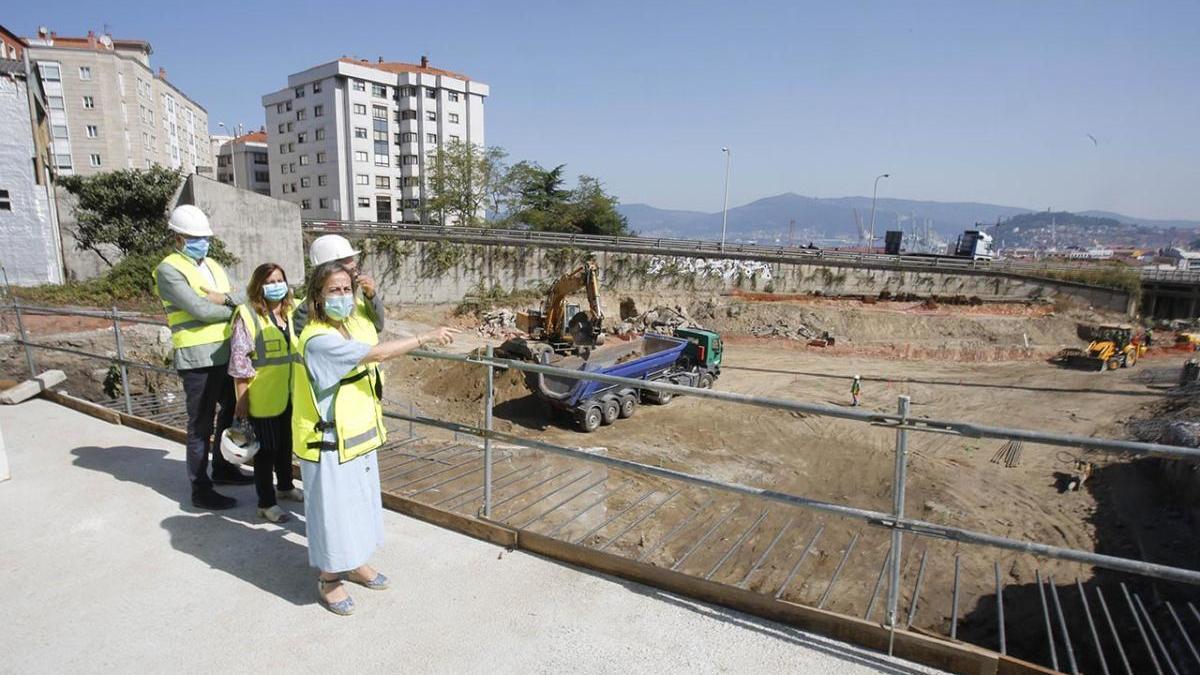 La conselleira, Ethel Vázquez, en la visita a las obras de la estación de autobuses