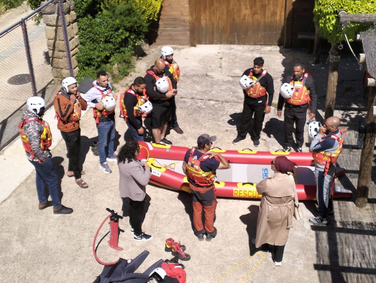 Unos de los momentos de la formación en rescates acuáticos que se está desarrollando en el Alto Aragón.