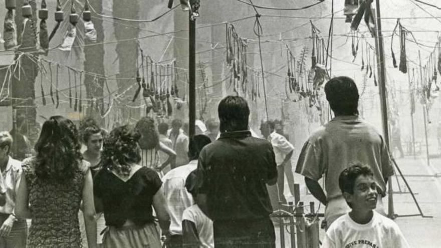 El público, muy cerca de la primera mascletà de concurso, la de la Rambla, en 1988.