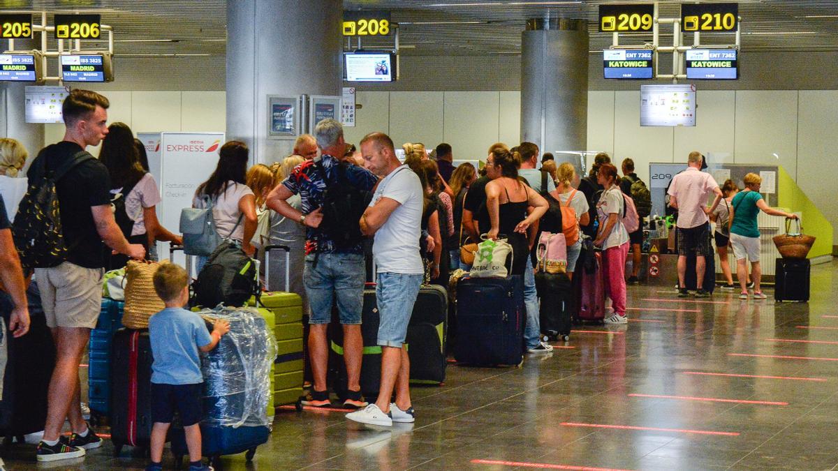 Turistas en la zona de facturación del aeropuerto de Gran Canaria.