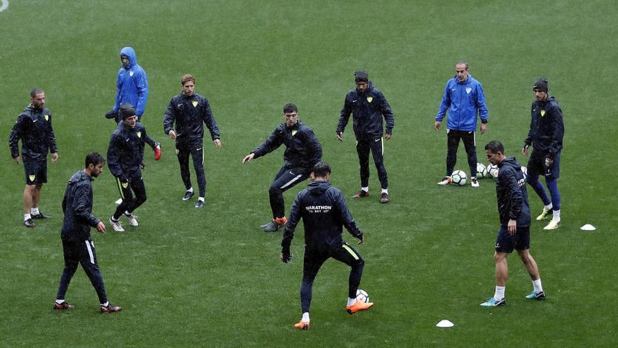 El Málaga CF preparó ayer bajo la lluvia el partido de esta tarde en Leganés.