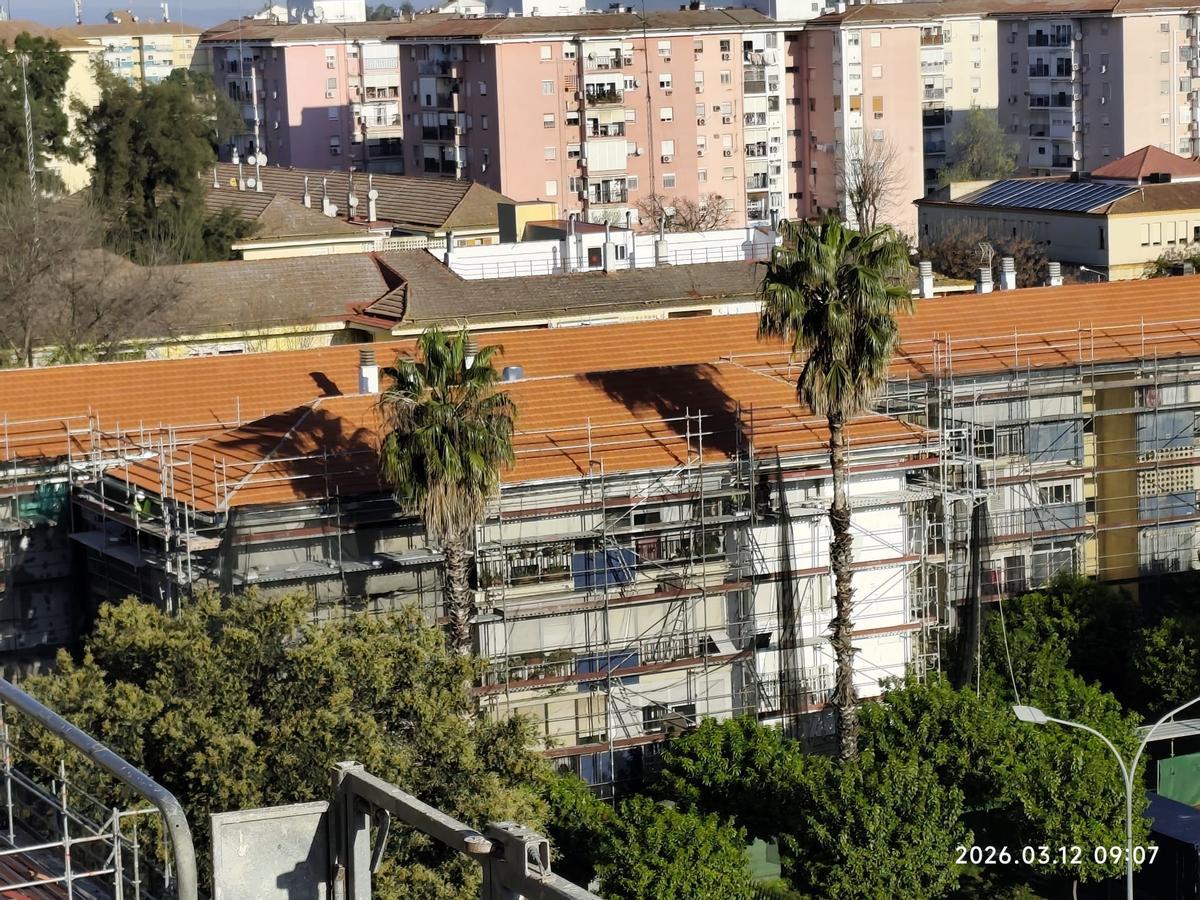 Uno de los bloques rehabilitados en la plaza Encina del Rey, en el Parque Alcosa.