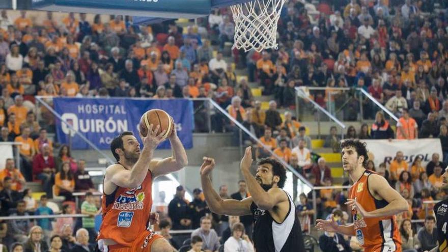 Castro y Olmos, en un partido de &#039;play off&#039; contra el Breogán, con la afición por detrás.