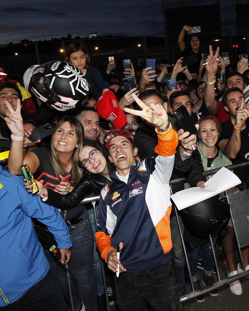 Ambientazo en Cheste | La afición disfruta con el Pit Walk