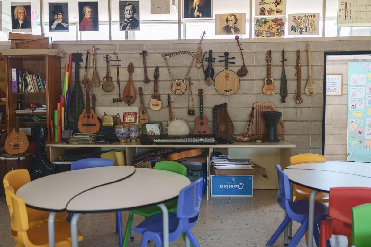 Instrumentos de distintos lugares del mundo forman parte del paisaje cotidiano del aula de Música de Las Josefinas.