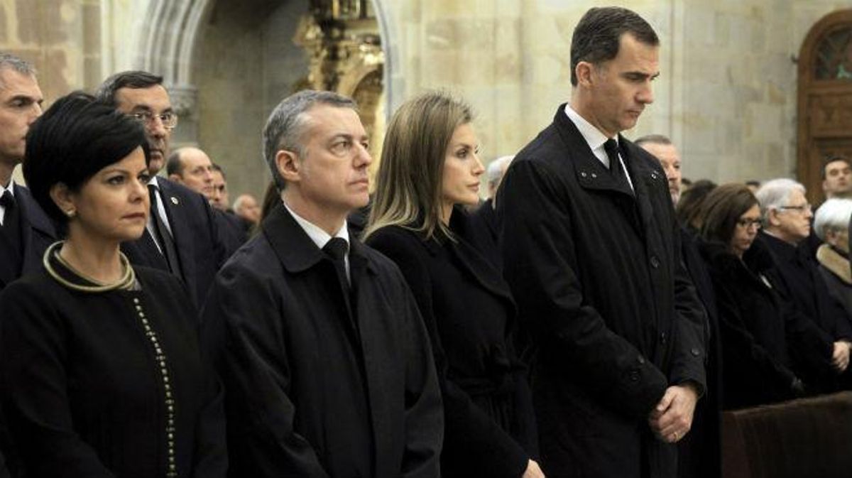 Milers de persones s’han congregat a la catedral de Santiago i a la plaça Nueva de Bilbao per dir l’últim adéu a Azkuna.